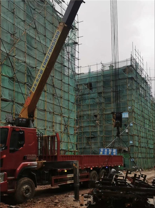 理县“慢工细活”—— 吊车的 “微动控制” 技术