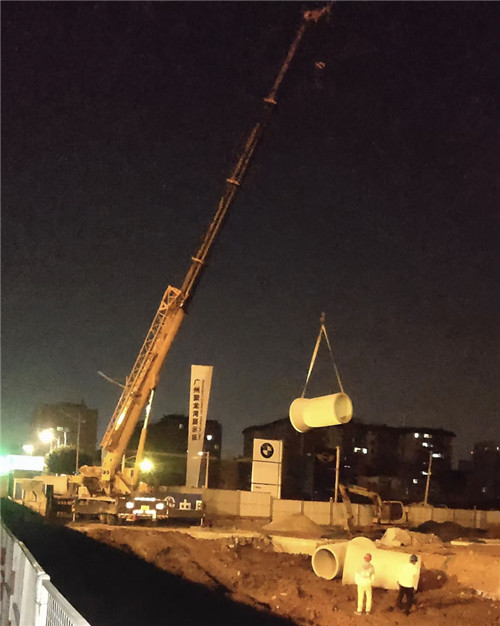 理县“弯臂矫正”—— 吊车的 “形变补偿” 技术