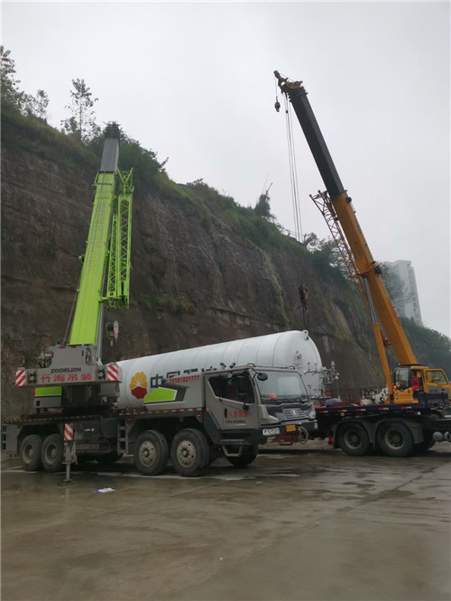 理县“不怕风雨冻”—— 吊车的 “恶劣环境适应” 技术